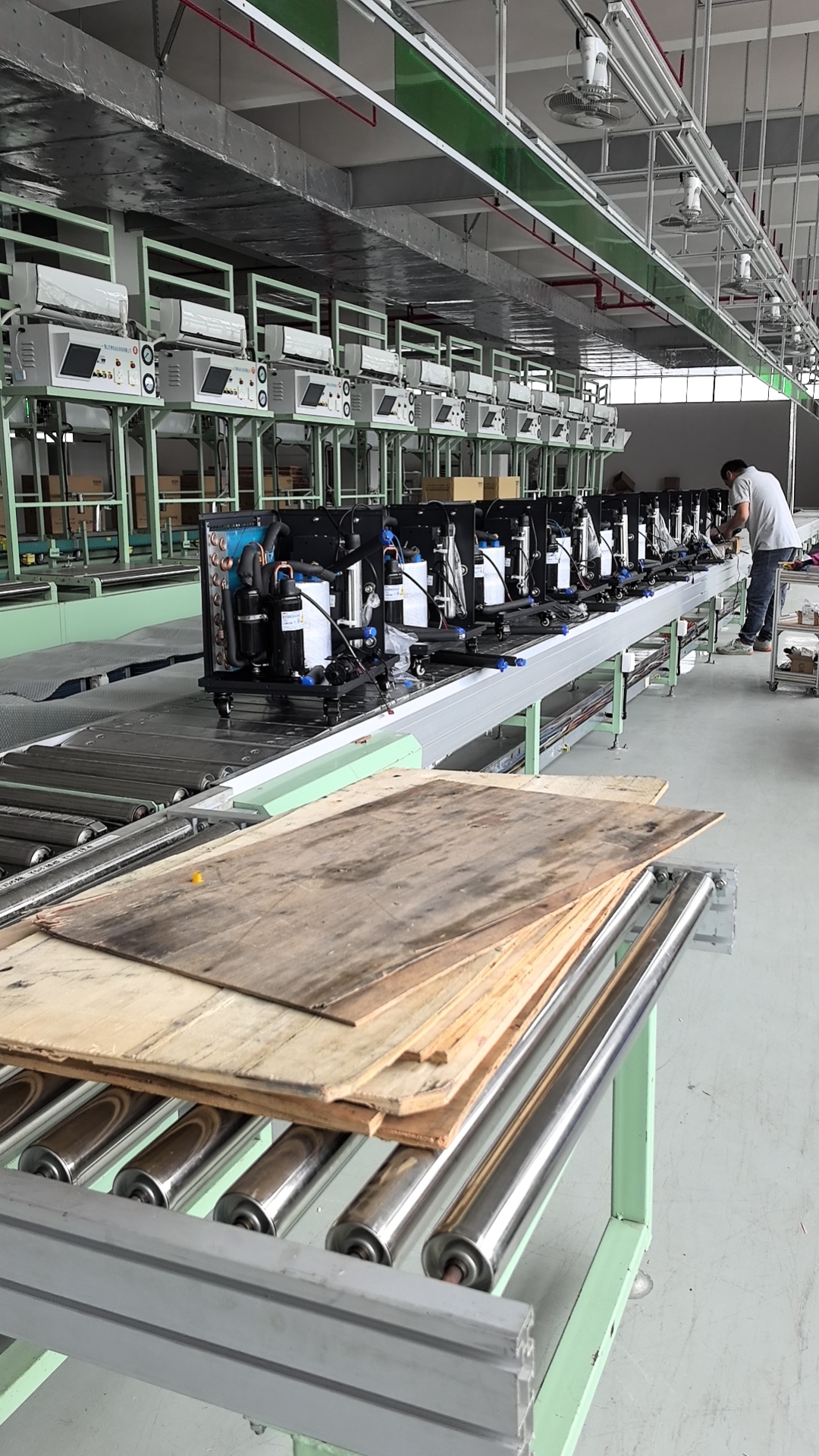 El Día del Trabajo en la línea de producción-Customers es el primero